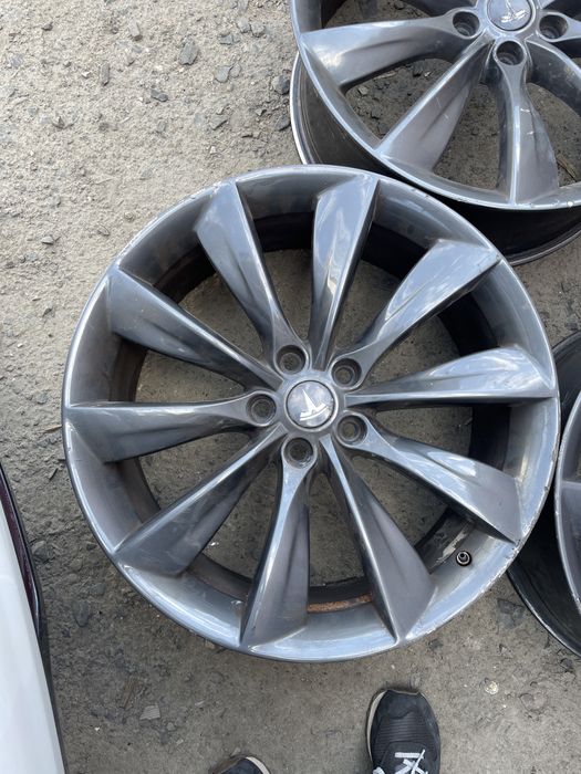 Диски r21 Tesla S одноширокі