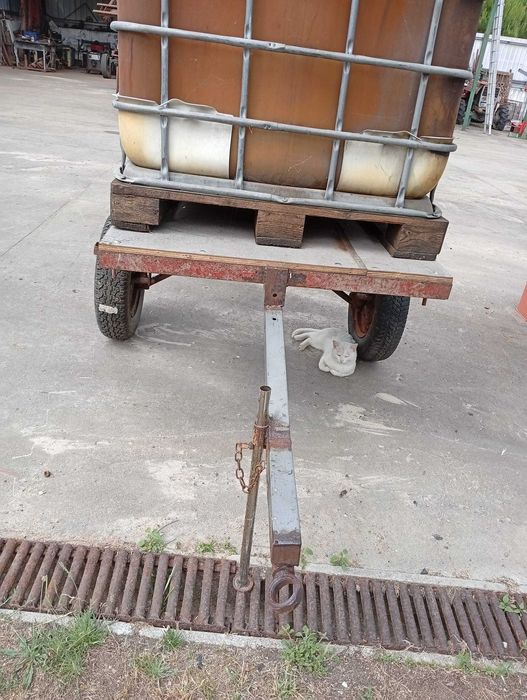 Atrelado com depósito de 1000 litros