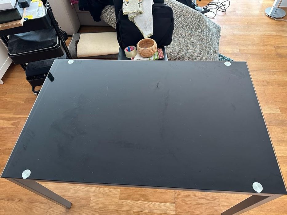 Mesa em vidro preto