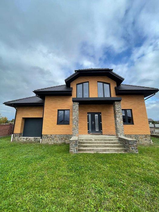 Продаж готового будинку з ділянкою та гаражем !