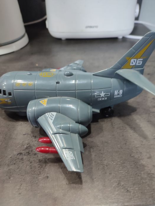 Літак, світло, звук, шасі піднімається, їздить, оминає перешкоди