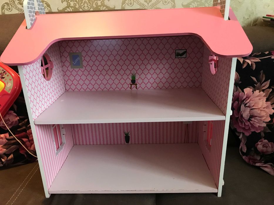 Drewniany domek  dla lalek dziewczynka