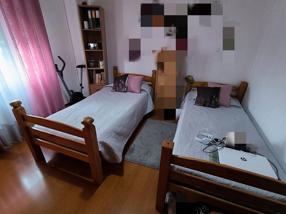 2 camas (inclui estrado e colchão) + estante