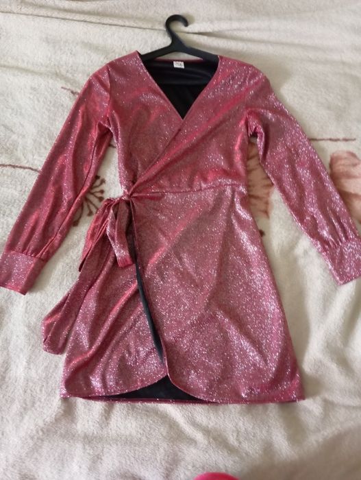 Продам сукню святкову.