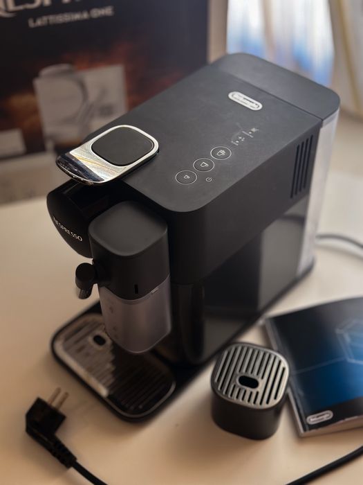 Máquina de café Nespresso Latissima One Delonghi Preta + acessórios