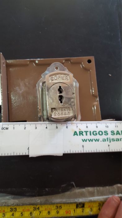 Fechadura 2 entradas com 3 chaves marca “Sofer”