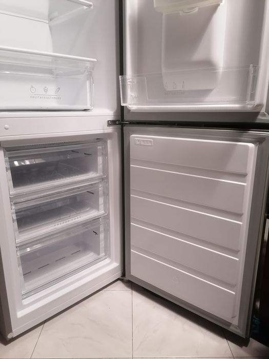 Frigorífico combinado com dispensador de Água