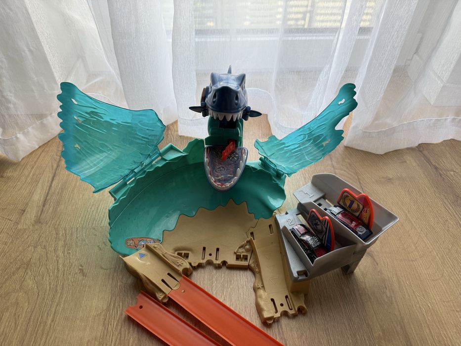 Hot wheels skok przez paszczę rekina