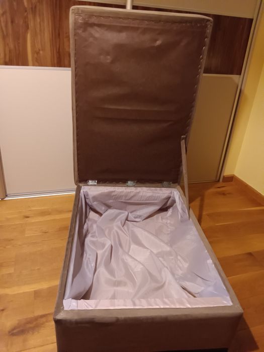 Pufa  otwierana do siedzenia.