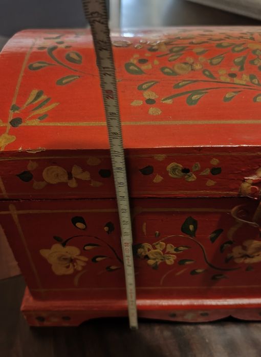 Caixa em madeira pintada à mão.