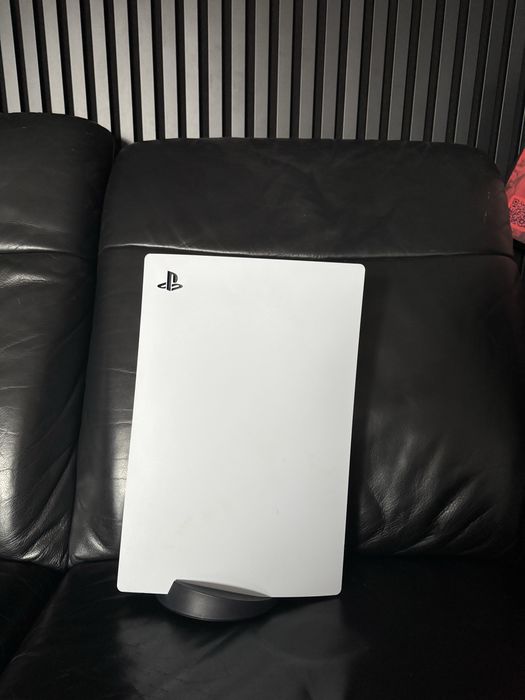 Konsola PS5 z napędem, stacja ładująca, FC25 TLOU 2