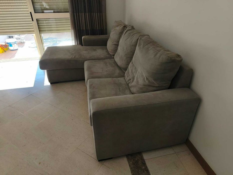 Sofá cinzento 3 lugares com chaise longue