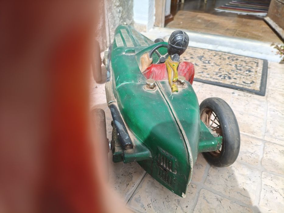 Modelo de carro de corrida artesanal dos anos 1950