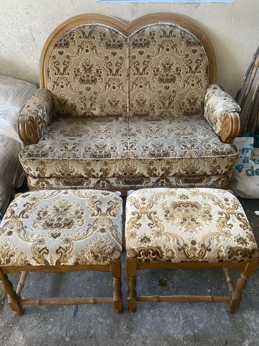 Sofa  plus dwie puffy