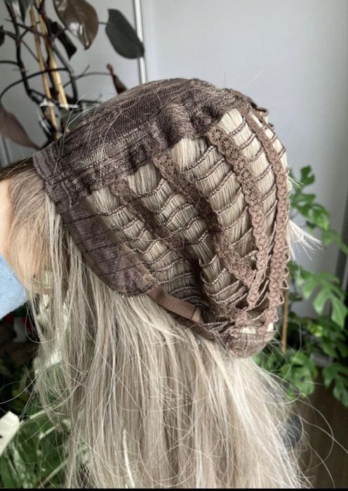 Peruka syntetyczna  chlodny blond z ciemnym odrostem