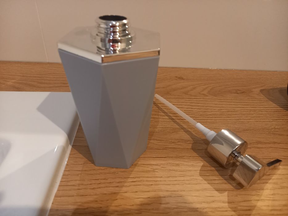 Szary dozownik na mydło