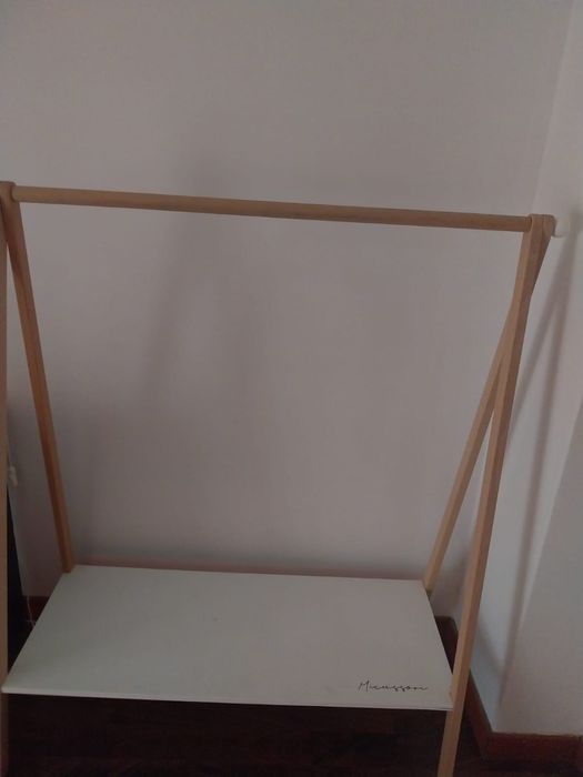 Cabide infantil em madeira – estilo Montessori