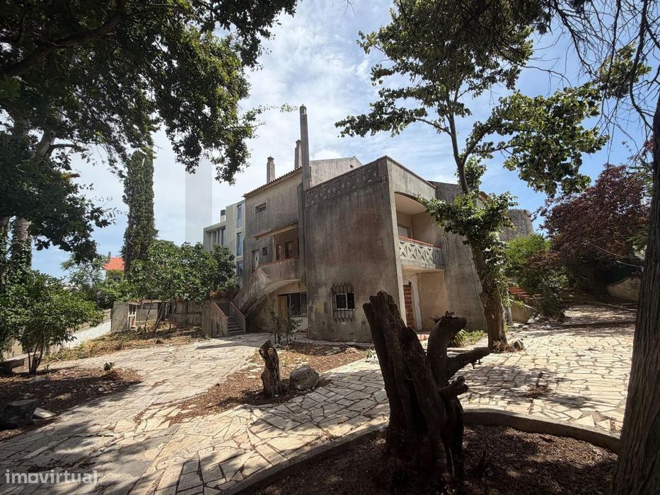 Moradia de gaveto para reabilitar com vista de mar em Oeiras