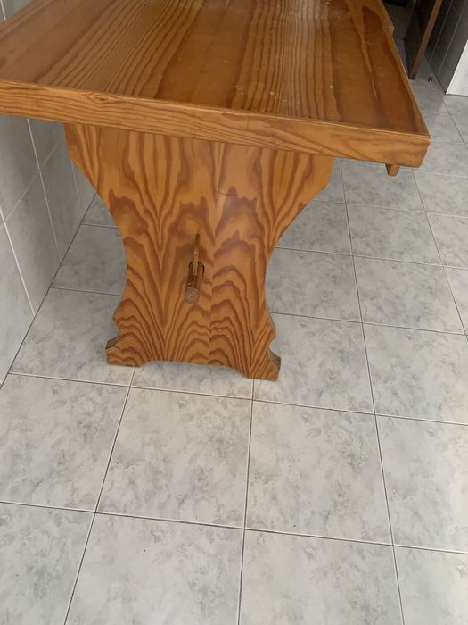 Mesa de cozinha em tom mel