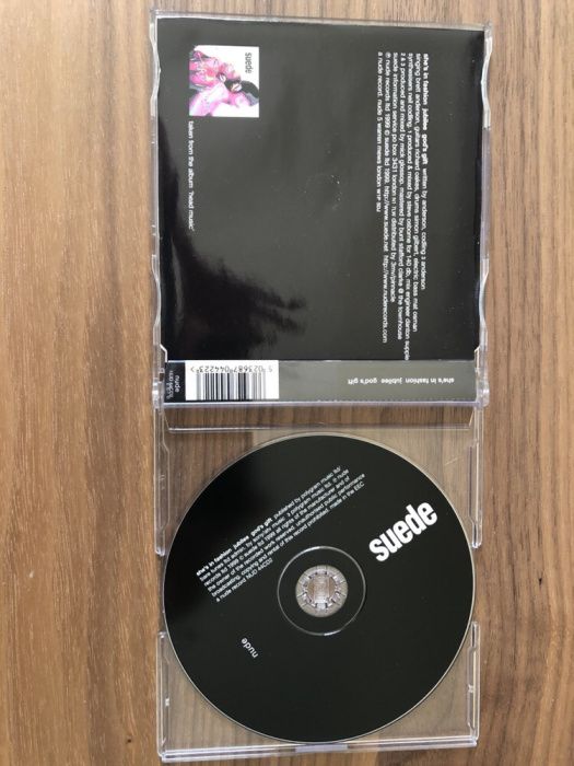 Suede - She’s in fashion (single)