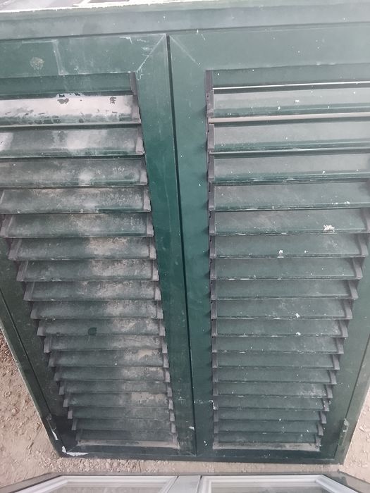 Janela de alumínio com portada