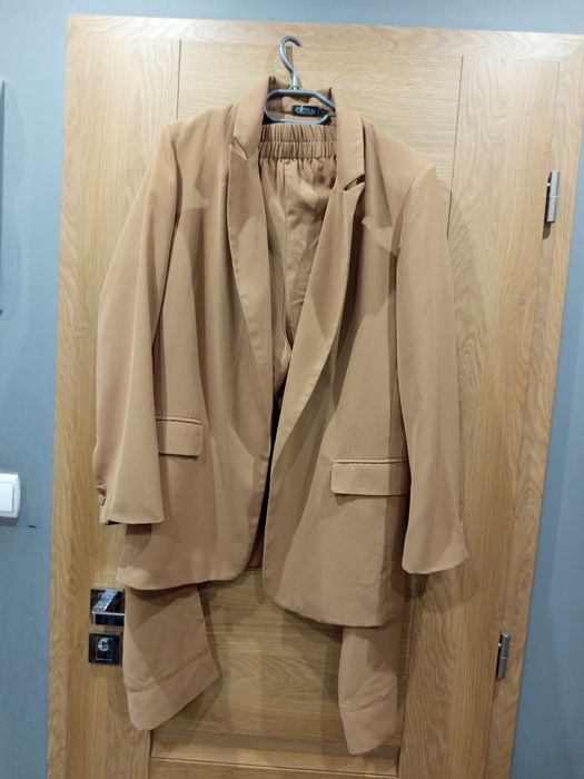 Piękny karmelowy garnitur damski rozmiar S/XL Minouu