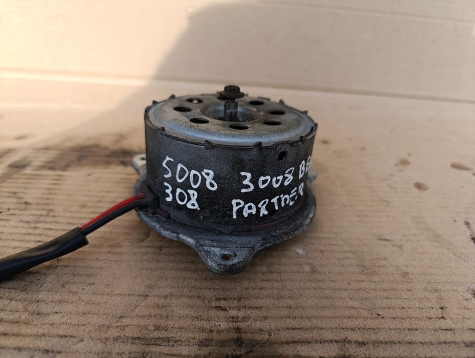 Моторчик вентилятора охолодження двигун Peugeot 5008 3008 308 c4 c5