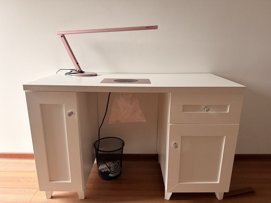 Biurko z pochlanieczem do robienia paznokci