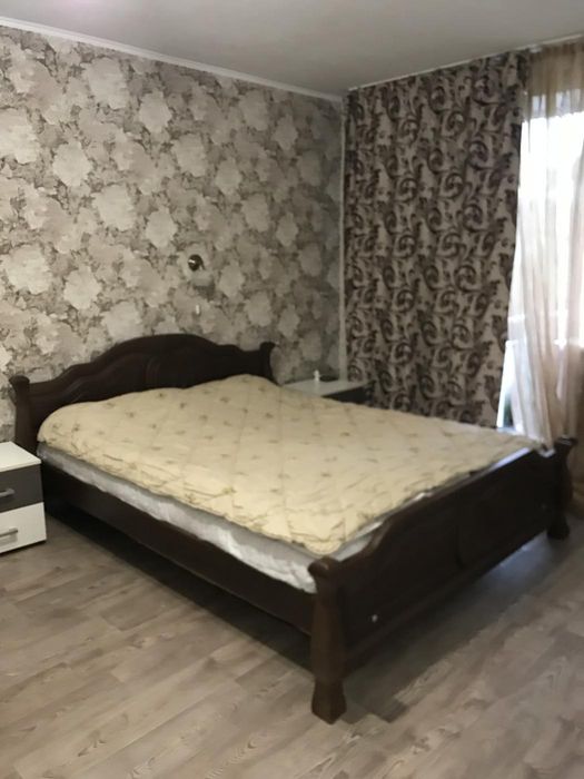 Здаю на тривалий термін велику 1-кімнатну квартиру в Лісках