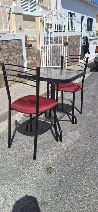 Mesa de Vidro + 2 Cadeiras Estofadas (Vermelho) – Como Novo