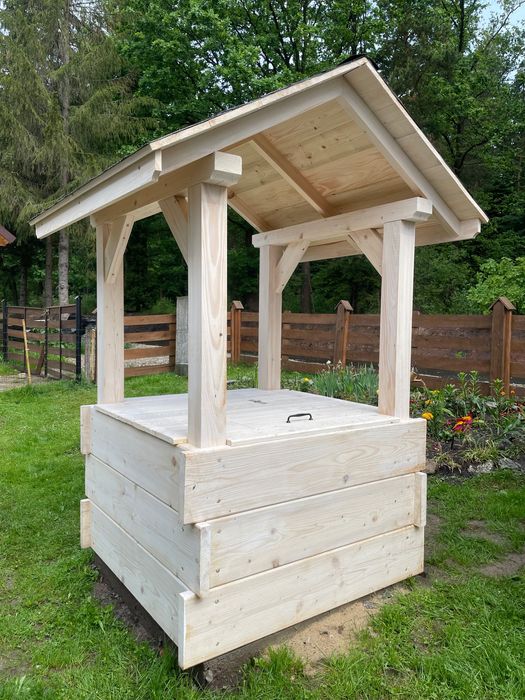 Drewniana obudowa na studnię głębinową