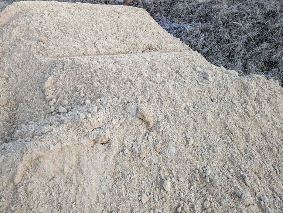 Sprzedaż piasku zasypowego z dowozem – szybka dostawa wywrotką