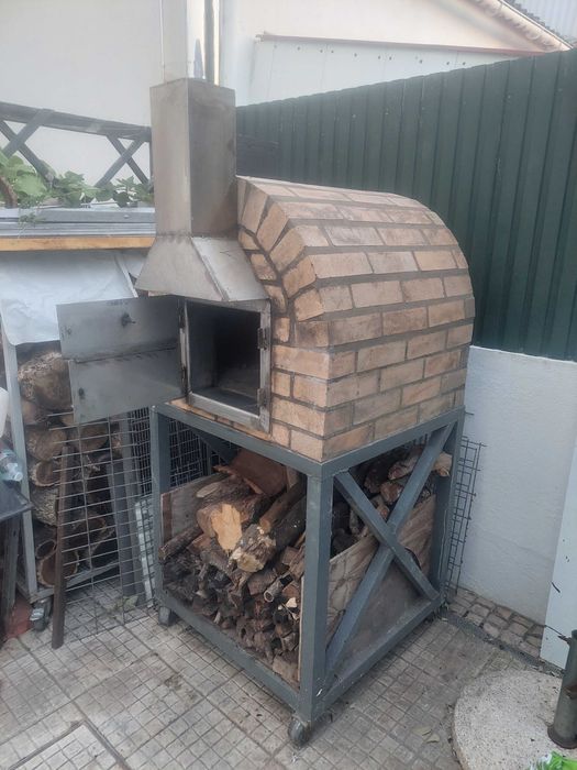 Forno a lenha com pouco uso