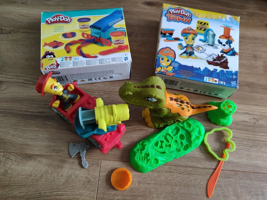 4 zestawy Play doh:straż pożarna,dinozaur,miasto,maszynka