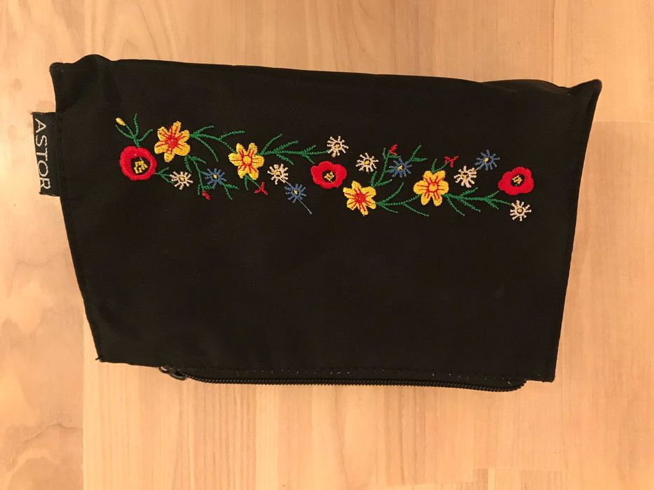 kosmetyczka czarna z haftowanymi kwiatkami