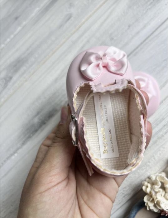 Взуття на дівчинку, пінетки, босоніжки, угги, туфельки, тапочки, кеди