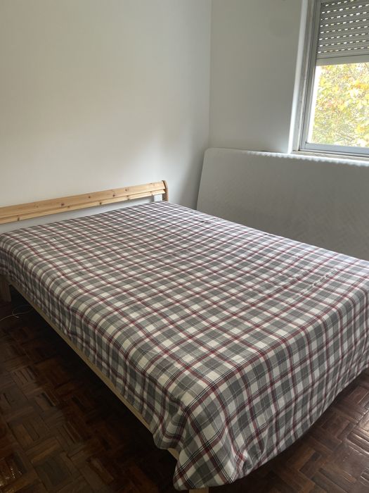Vendo cama  de solteiro ikea, com estrado. Como nova .