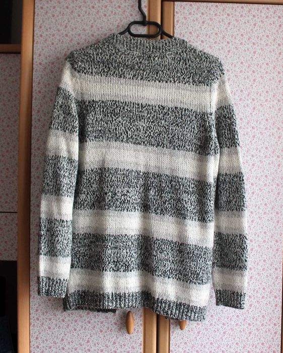szary melanżowy sweter kardigan w paski