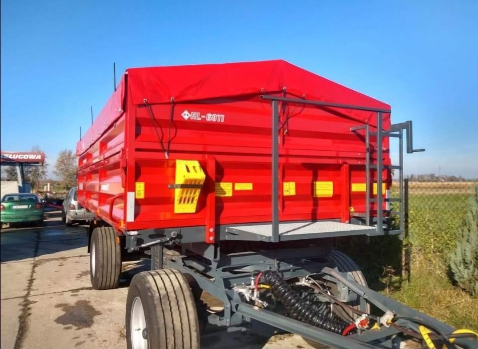 Plandeki, plandeka na przyczepę rolniczą.