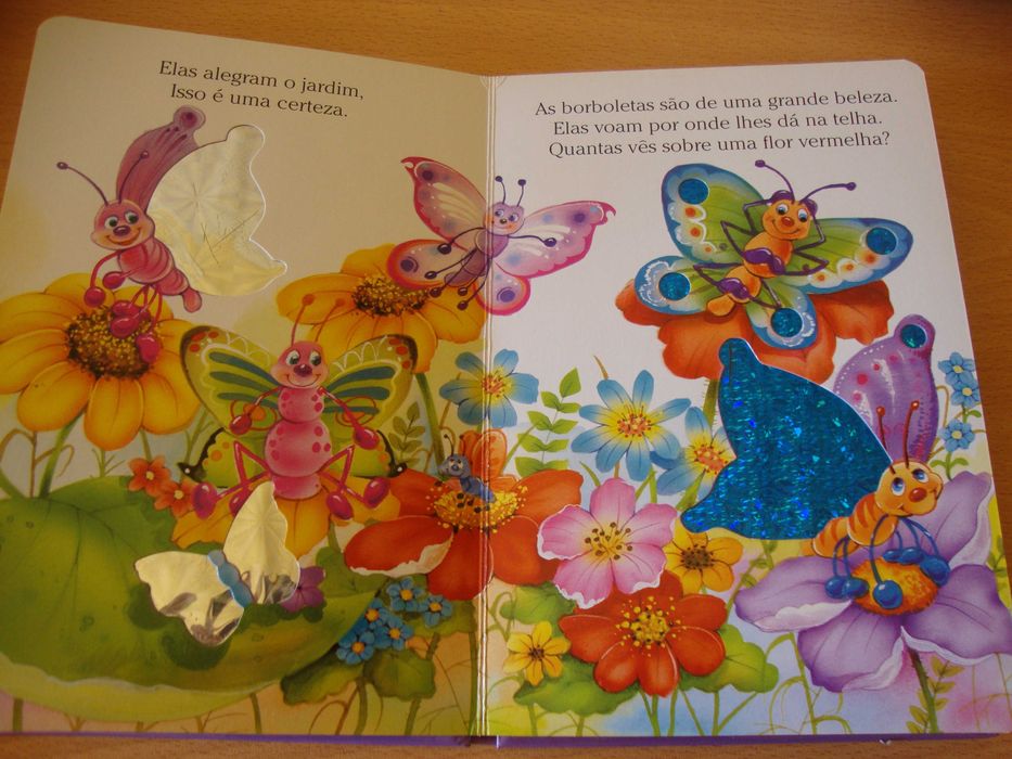 Livros histórias, dicionário de música e livro de desenhar