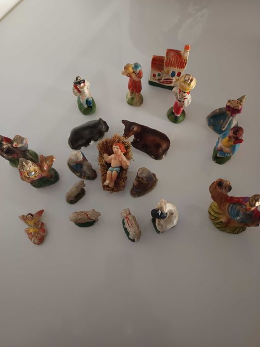 Presépio de  gesso com 70 anos, com 19 peças