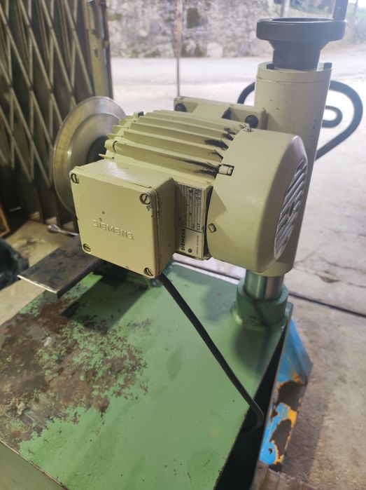 Máquina de afiar metal duro