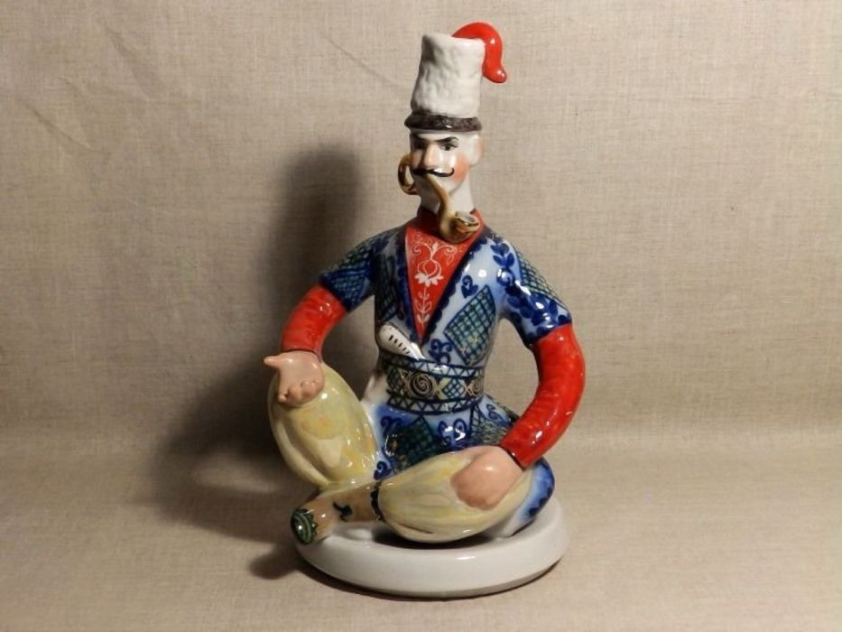 «КАЗАК МАМАЙ НА БОЧКЕ» Коростень авт. Трегубова скульптура фарфор СССР