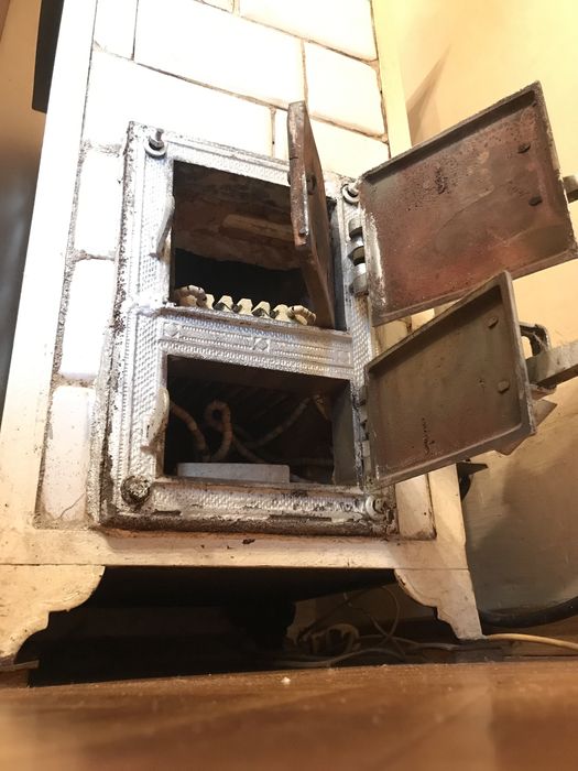 Stary piec kaflowy elektryczny, wysokość 97 cm, sprawny.