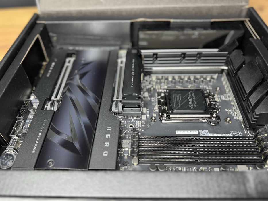 Материнська плата ROG crosshair X870E HERO