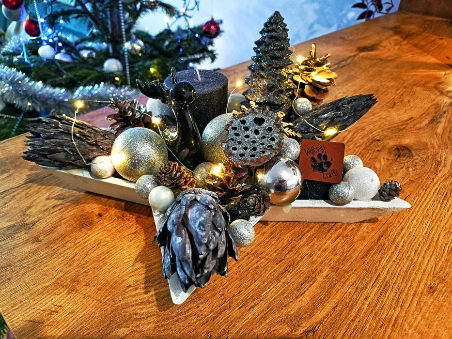 Świąteczny zimowy stroik w kształcie gwiazdy ze świecą i lampkami led