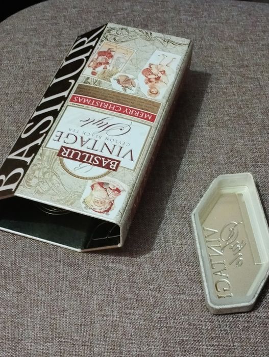 Металлическая коробка из-под чая, новогодняя тематика.