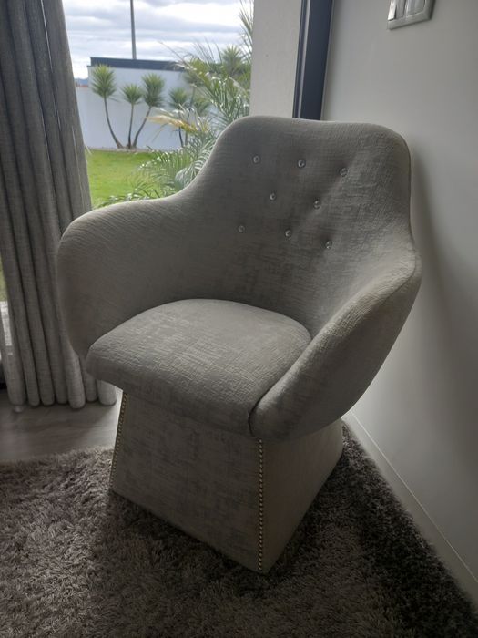 Cadeirão cinza como novo