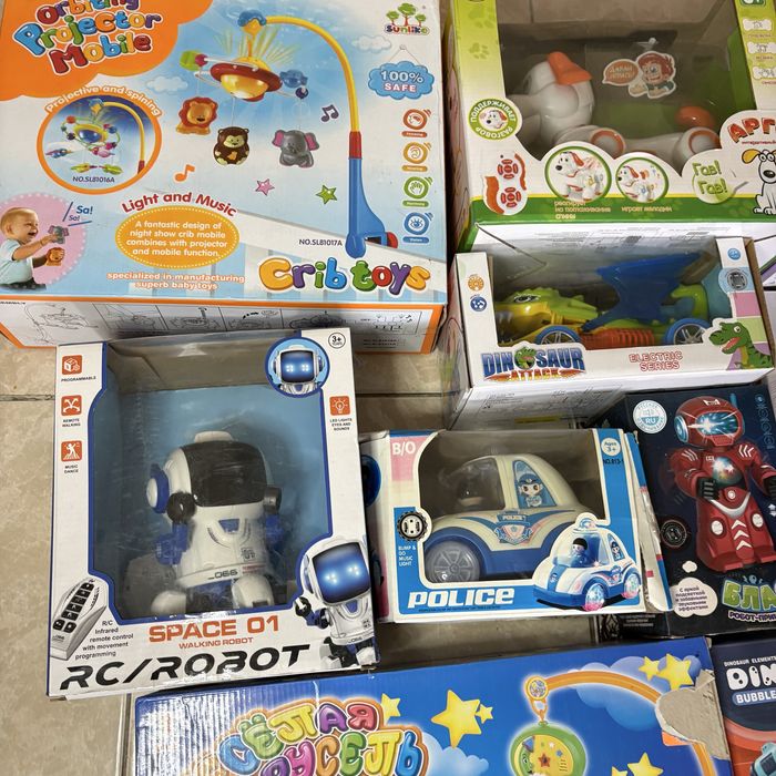 коллекция различных детских игрушек в упаковках.