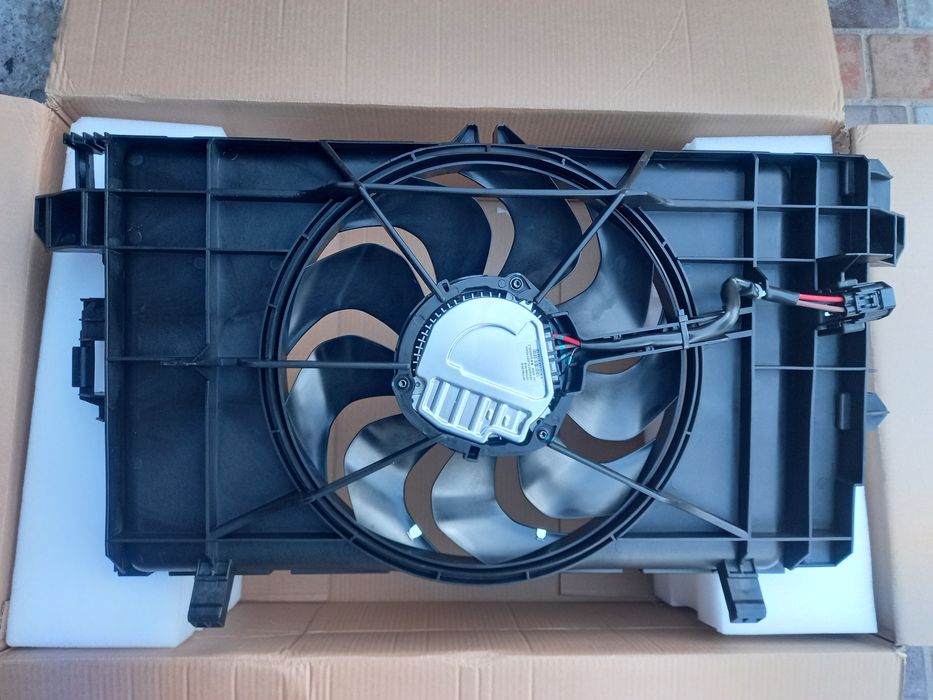 Дифузор радіатора охолодження Tesla Model 3 1077084-00-D